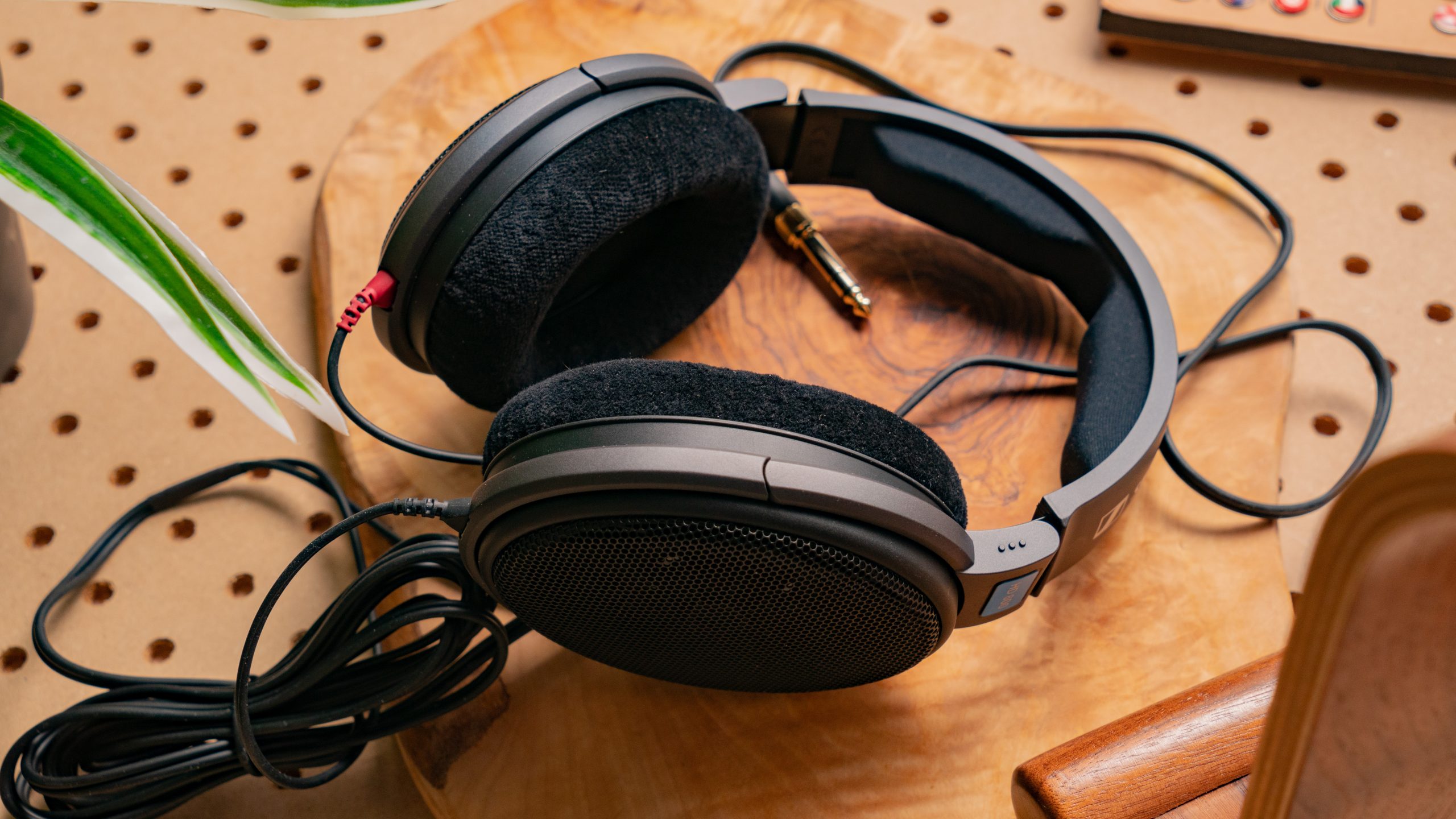 Sennheiser HD 600S Featured Image #3 The Sennheiser HD 600 headphones on a wood table.