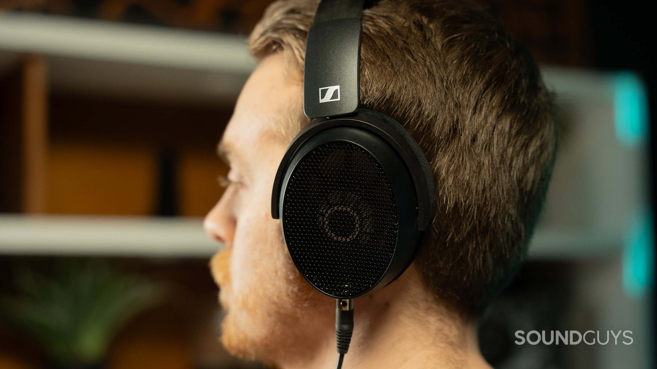 Sennheiser HD490 PRO on man facing left Sennheiser HD490 PRO headphones on man facing left.