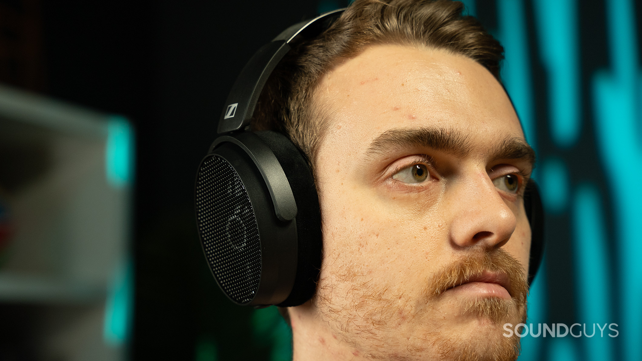 Sennheiser HD490 PRO on man looking into distance A man wearing the Sennheiser HD490 PRO headphones.