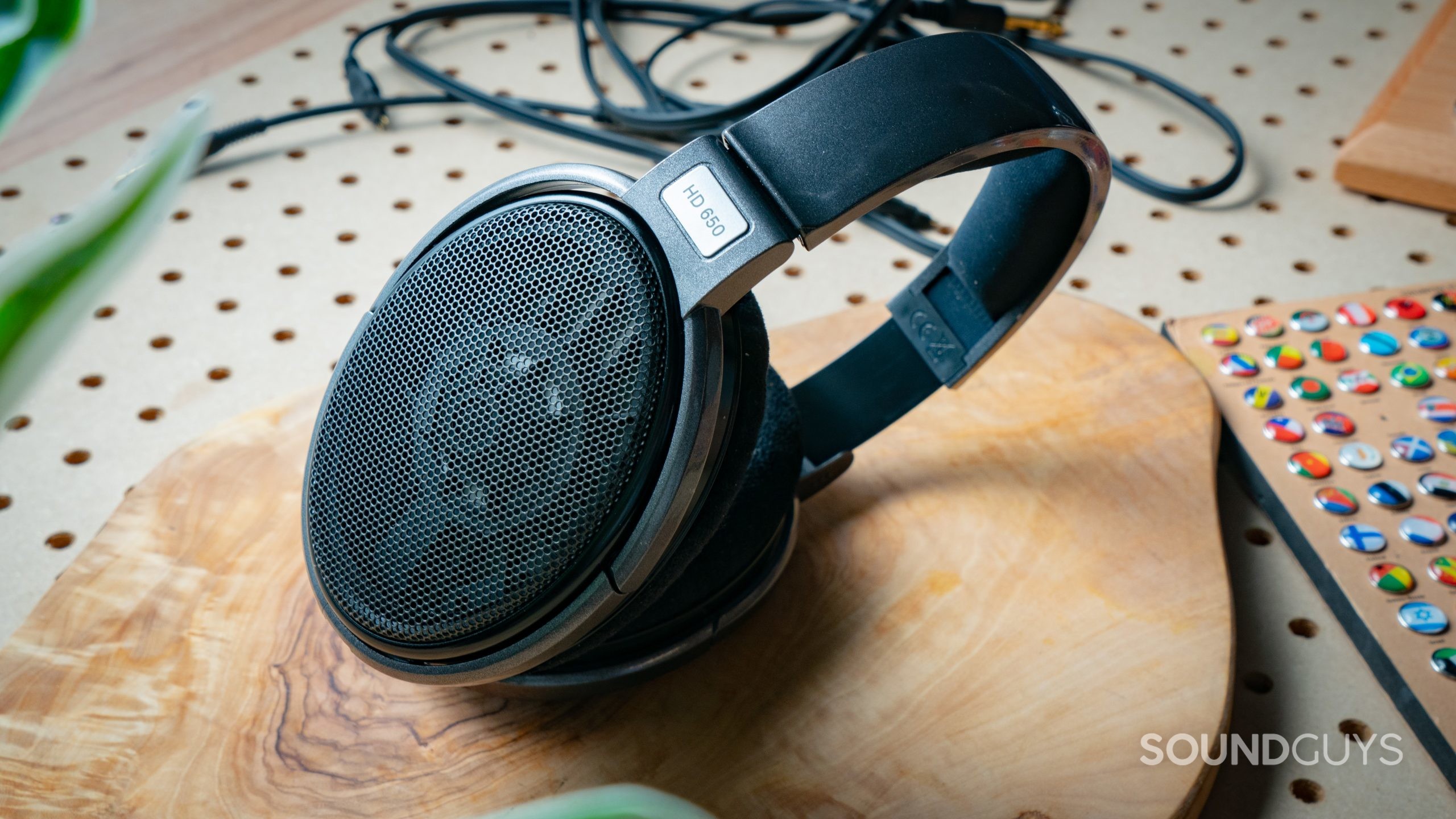Sennheiser HD650 Hero Image #1 Sennheiser HD650 on benchtop, no cable connected.
