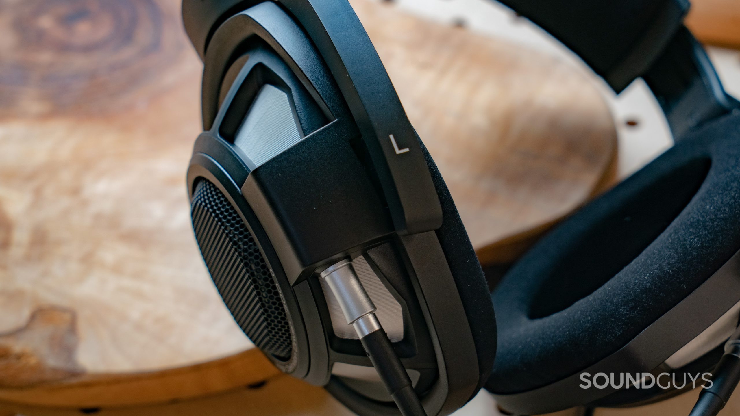 Sennheiser HD800 Cable Image #2 A photo of the earcup interconnect of the Sennheiser HD 800 S.