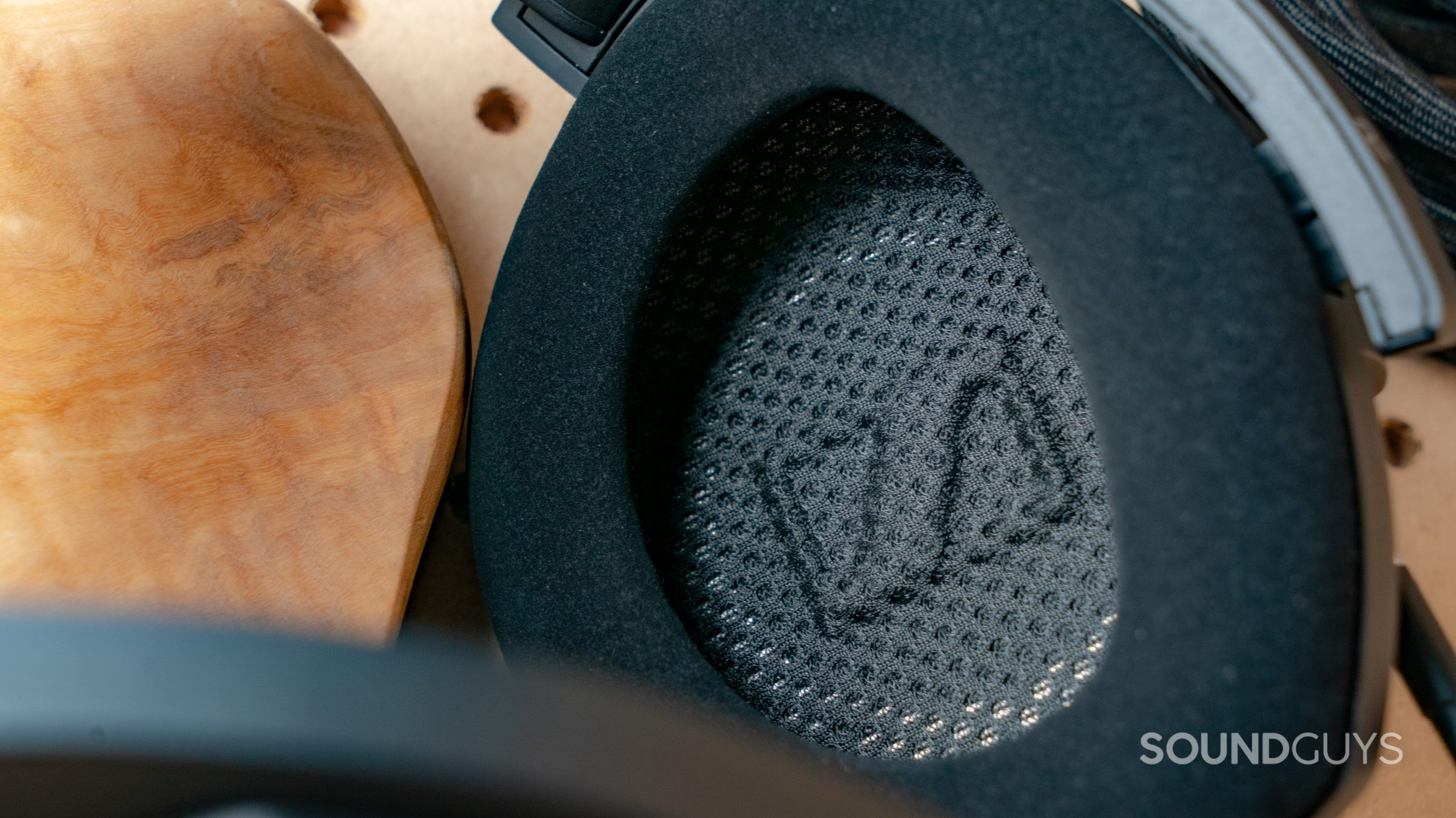 Sennheiser HD800 Earmuff Image #1 A photo of the inside of the Sennheiser HD 800 S' earcups.