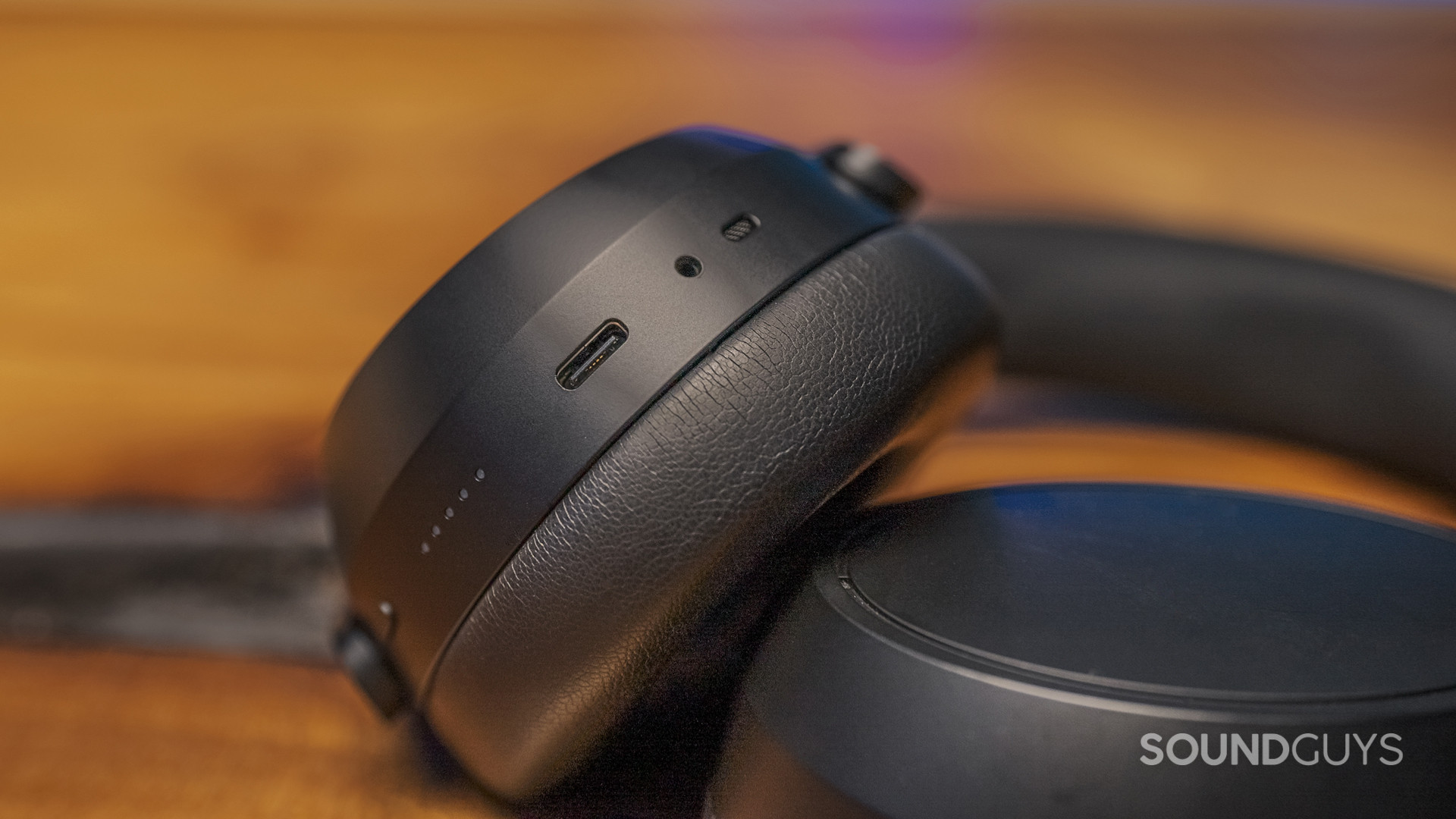 sennheiser-momentum-4-wireless-connection The physical connections of the Sennheiser Momentum 4 Wireless.