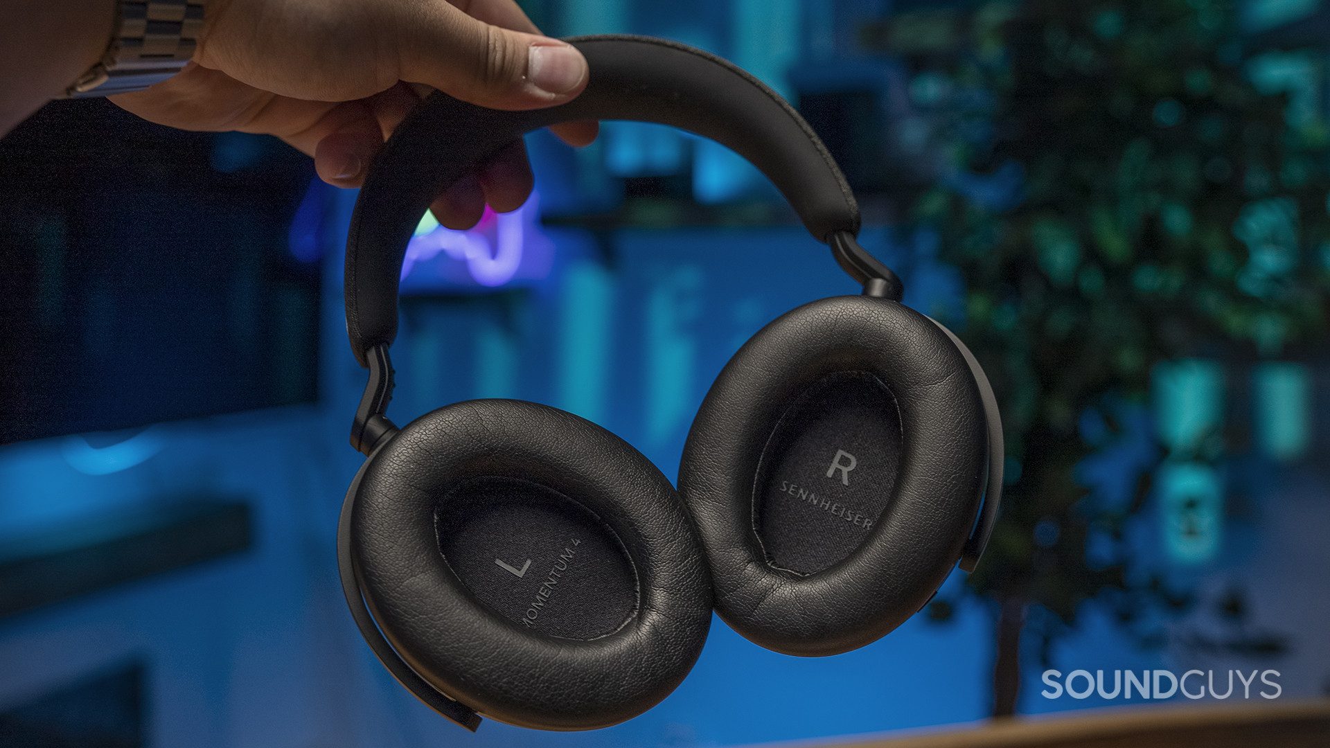 sennheiser-momentum-4-wireless-pads Thick pads dress the ear cups and band of the Sennheiser Momentum 4 Wireless.