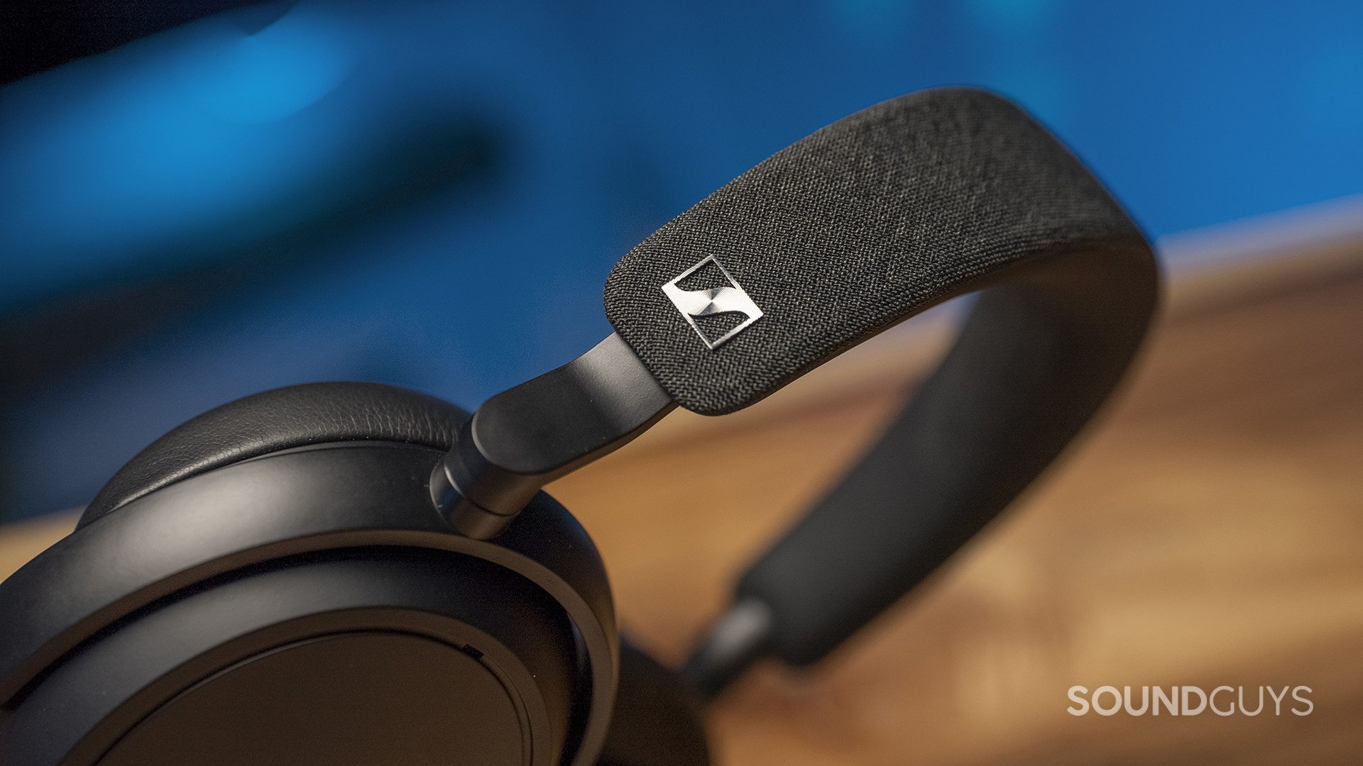sennheiser-momentum-4-wireless-yoke The cloth-wrapped band of the Sennheiser Momentum 4 Wireless.