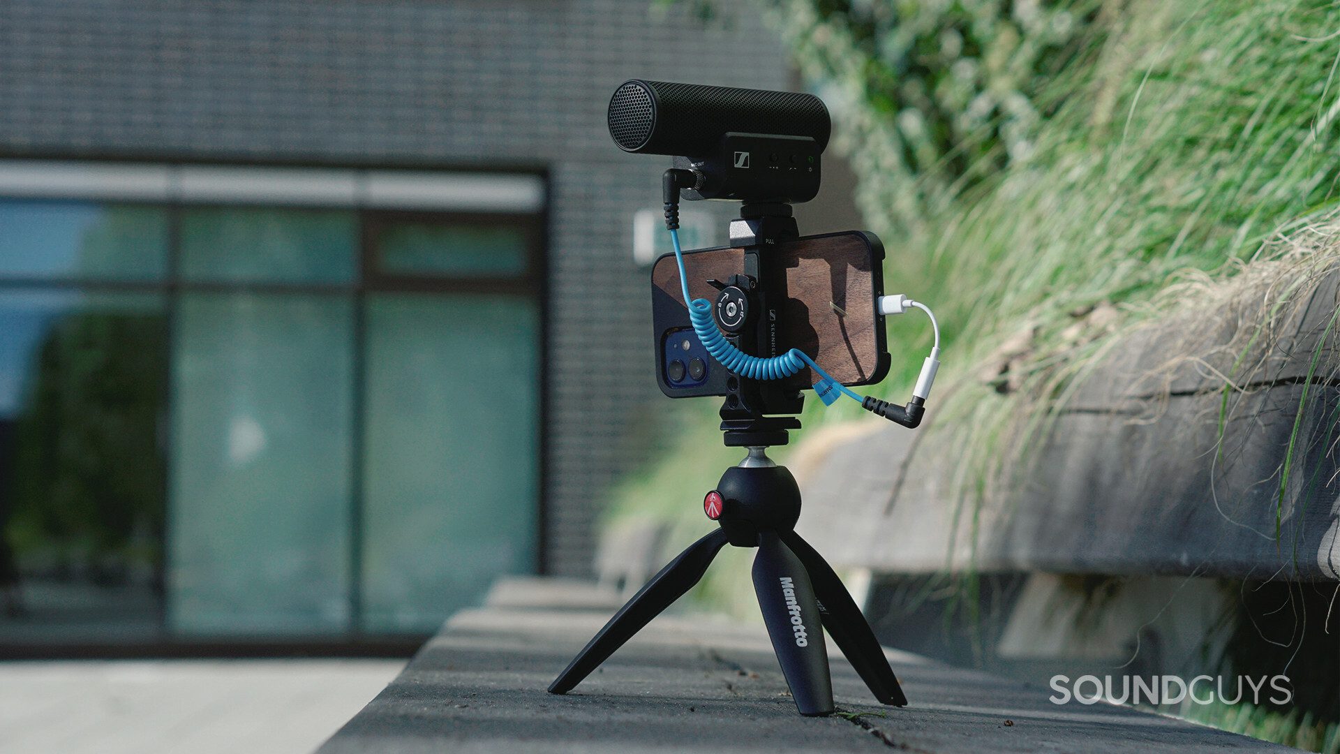 Sennhieser MKE 400 Mobile Kit_5 Sennheiser MKE 400 Mobile Kit on top of a wooden park bench