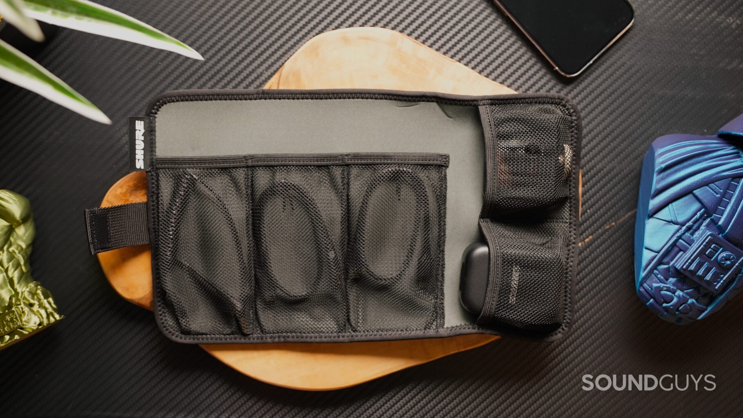 Shure MoveMic carrying case Top view of the the Shure MoveMic and it's components inside the provided carrying case