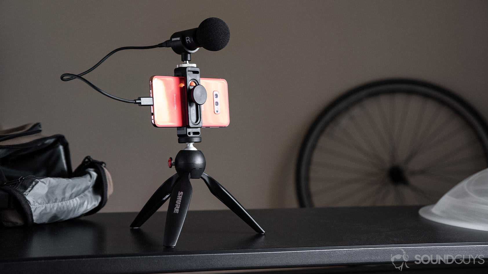 Shure_MV88+-1_Samsung Galaxy S10e mic tripod The Samsung Galaxy S10e clipped into the Manfrotto Pixi tripod.