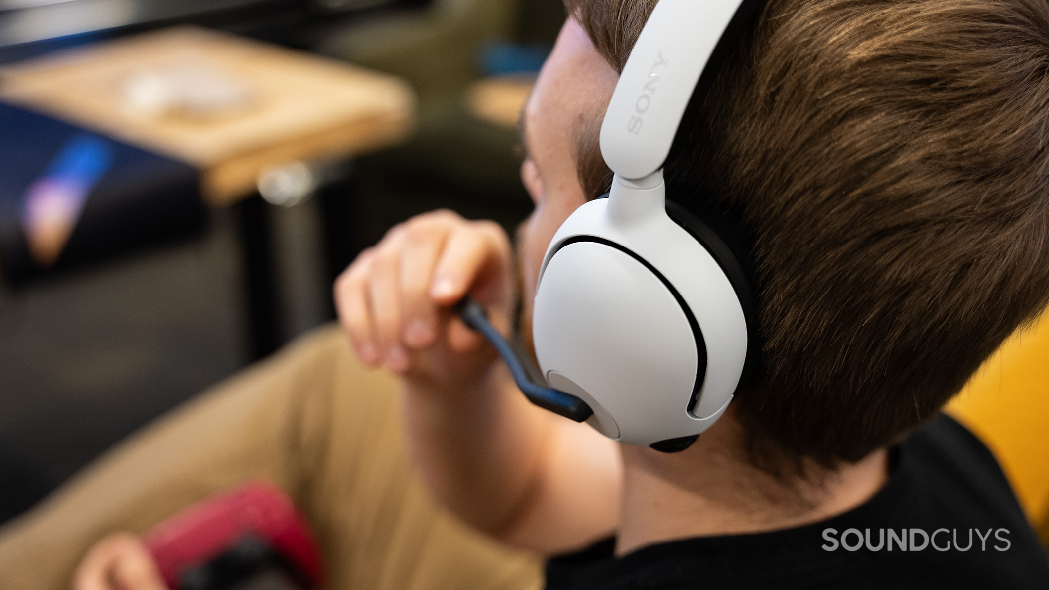 Sony INZONE H5 grabbing microphone A person wearing the Sony INZONE H5 headset grabs the microphone.