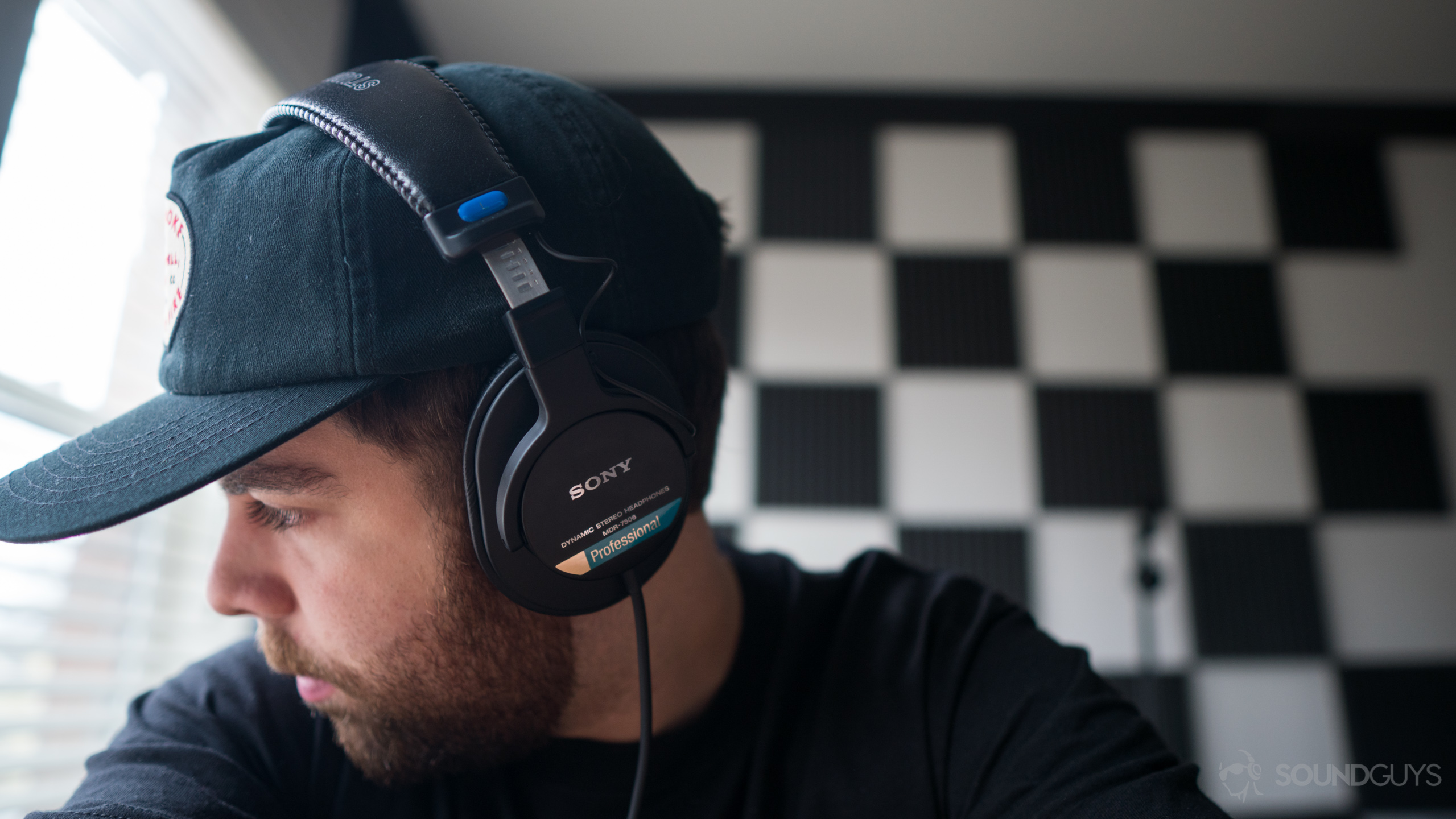 Sony MDR-7506-10 A man wears the Sony MDR-7506.