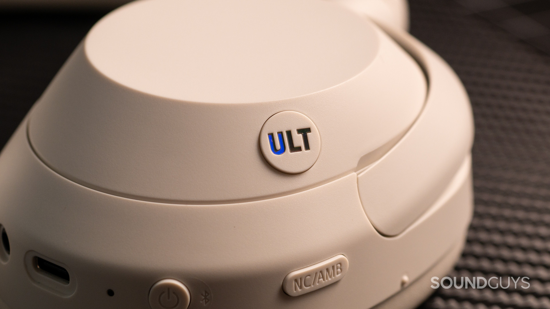 sony-ult-wear-ult-button A photo of the button control cluster of the Sony ULT WEAR.