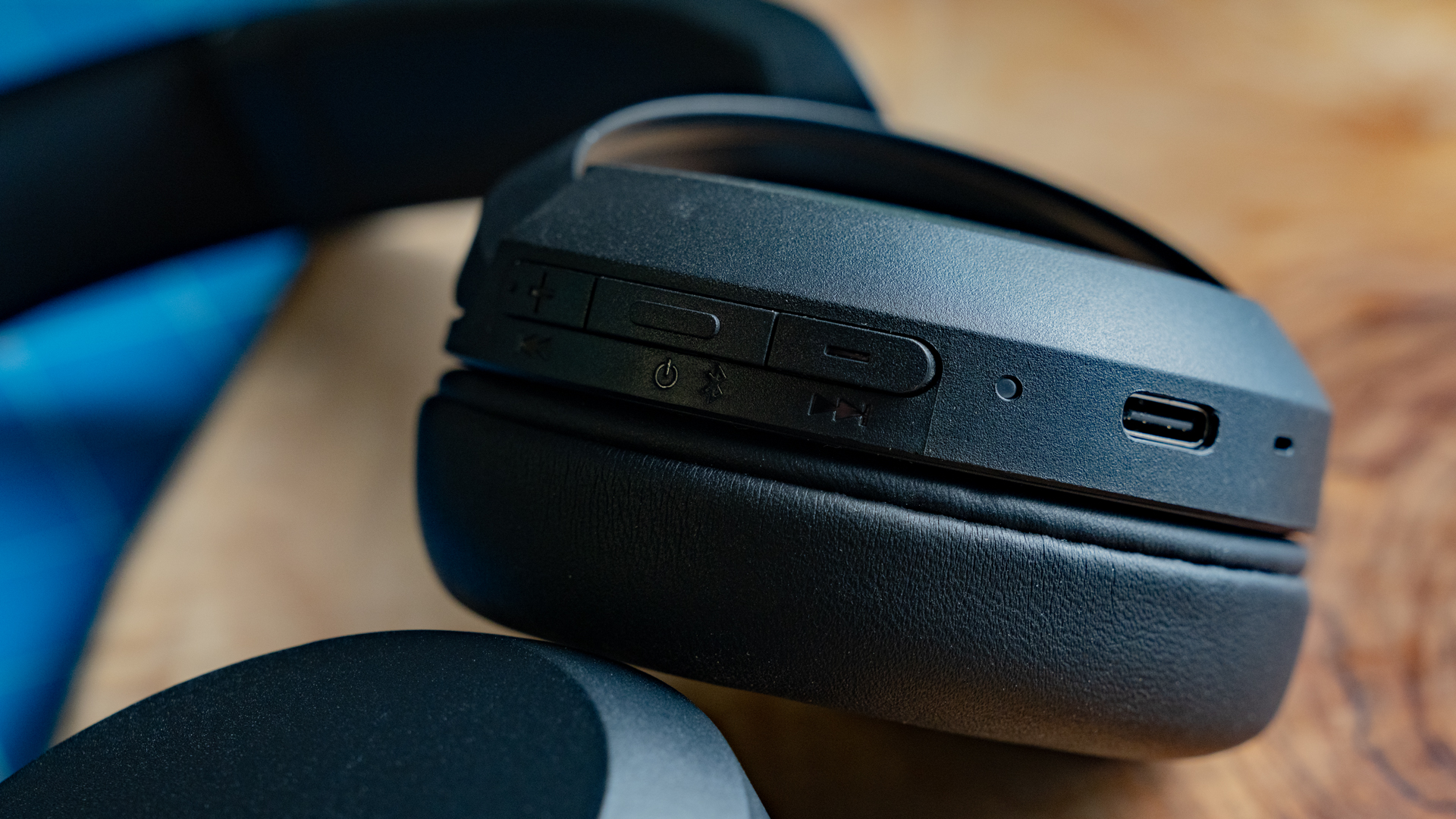 Sony-WH-CH520-Button-Image-#2 The controls of the Sony WH-CH520 are located on the right ear cup.