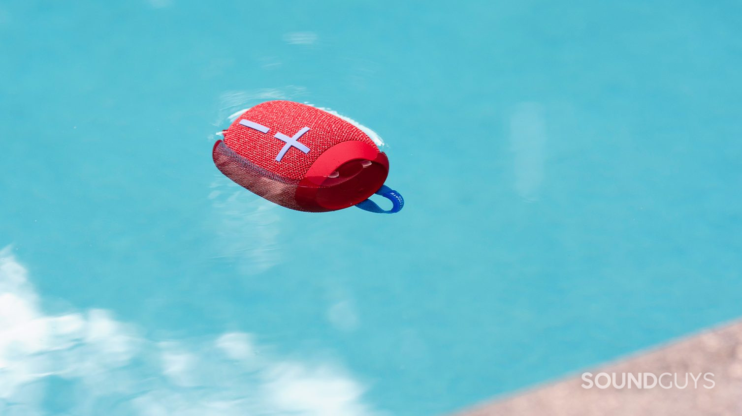 UE_Wonderboom 2-6_floating water speaker UE Wonderboom 2 floating in a pool. The speaker is in red.