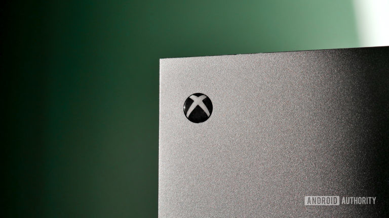 xbox-logo-series-x-768x432 The Xbox Series X/S in grey against a green background.