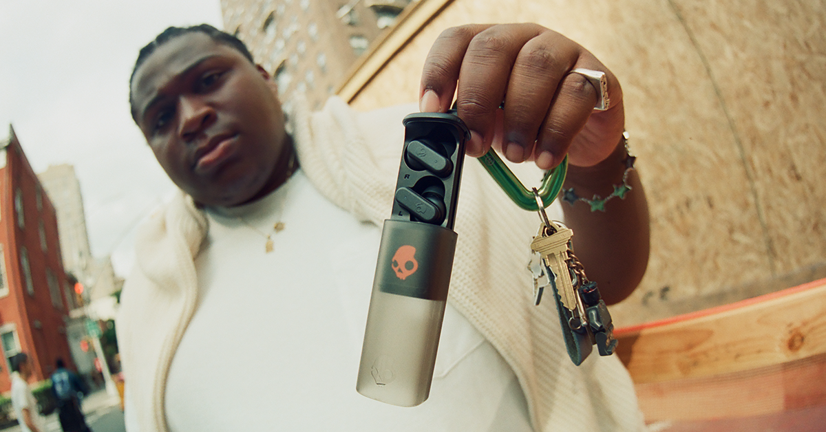 Dime Evo Black Photo A man holds the Skullcandy Dime Evo earbuds.