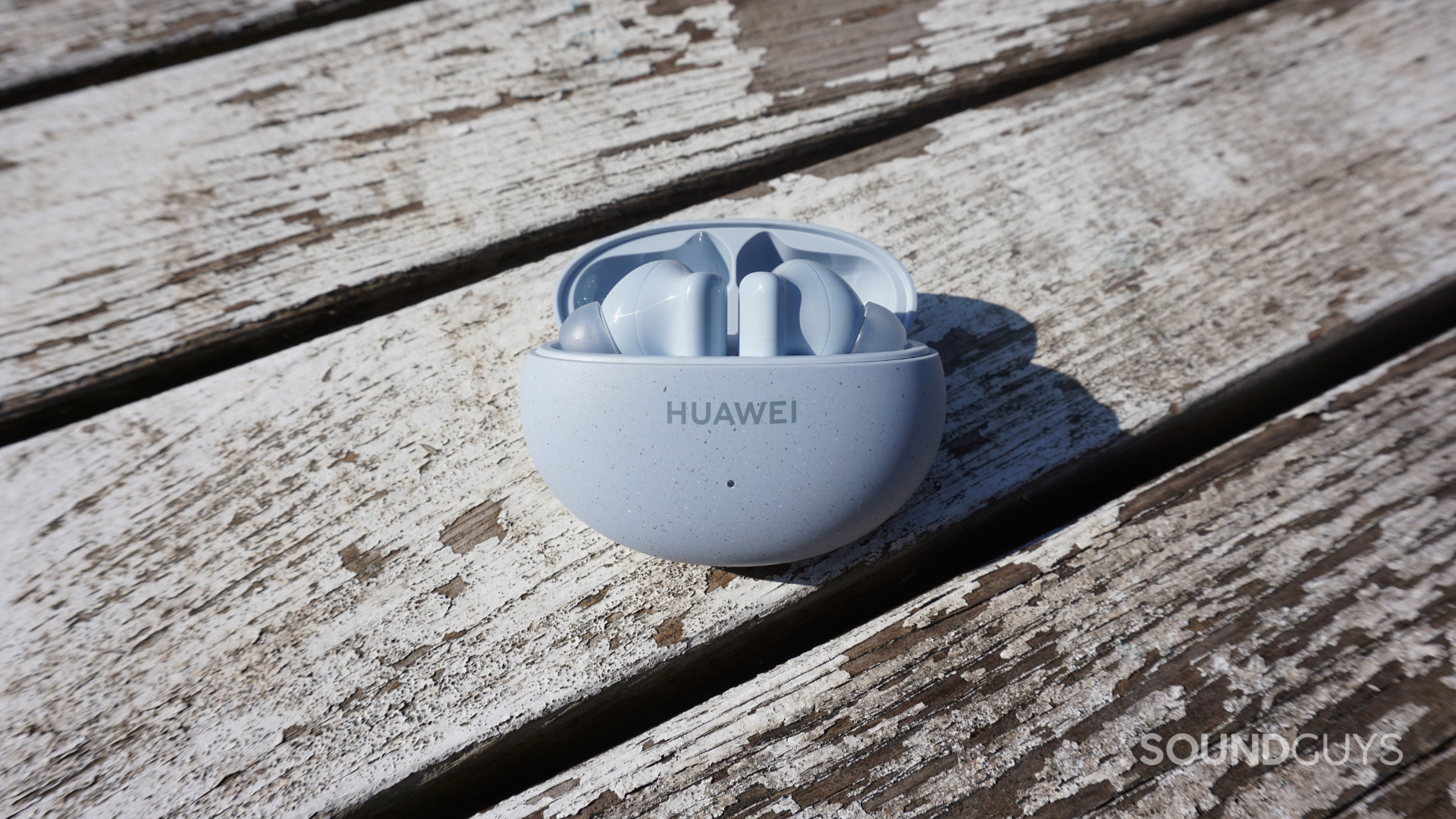 HUAWEI-FreeBuds-5i-charging-in-case A photo of the HUAWEI FreeBuds 5i.